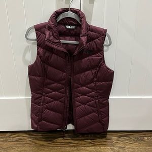 Burgundy north face puffer vest women’s size small